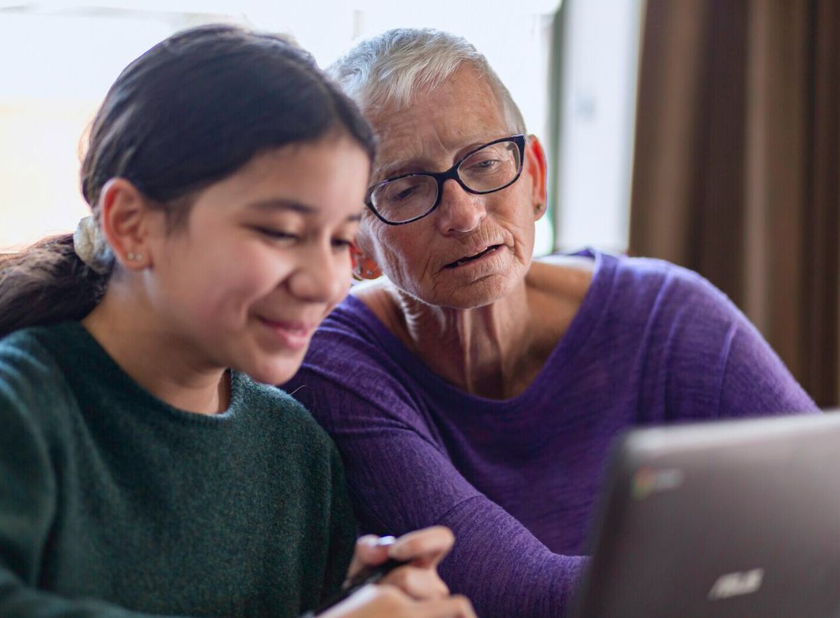 Teaching and elder to use laptop